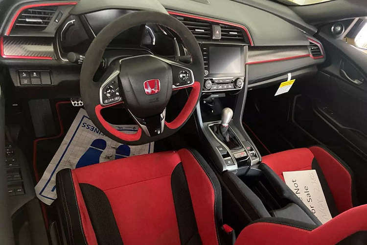 Dàn treo trước Dual Axis Strut được thiết kế để giảm hiện tượng mất lái khi sử dụng trục khớp nối dẫn hướng, treo sau kiểu đa liên kết (Multi Link).