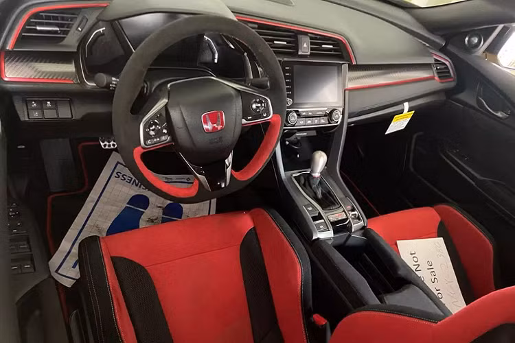 Dàn treo trước Dual Axis Strut được thiết kế để giảm hiện tượng mất lái khi sử dụng trục khớp nối dẫn hướng, treo sau kiểu đa liên kết (Multi Link).