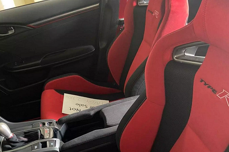 Honda Civic Type R sử dụng động cơ xăng 4cyl thẳng hàng, dung tích 2.0L (1996cc), tăng áp cổng nạp kép (23.2 psi), DOHC 16 van, mã K20C1, cho công suất tối đa 306 mã lực tại 6.500 vòng/phút và mô-men xoắn cực đại 400Nm tại dải vòng tua 2.500 – 4.500 vòng/phút. Động cơ này đạt redline tại 7.000 vòng/phút.