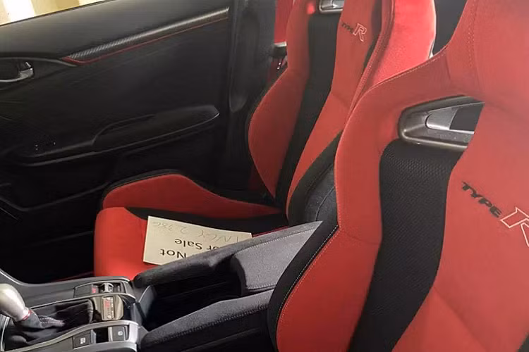 Honda Civic Type R sử dụng động cơ xăng 4cyl thẳng hàng, dung tích 2.0L (1996cc), tăng áp cổng nạp kép (23.2 psi), DOHC 16 van, mã K20C1, cho công suất tối đa 306 mã lực tại 6.500 vòng/phút và mô-men xoắn cực đại 400Nm tại dải vòng tua 2.500 – 4.500 vòng/phút. Động cơ này đạt redline tại 7.000 vòng/phút.