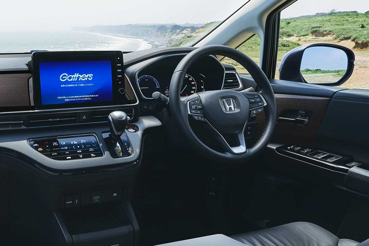 Các trang bị đáng chú ý trên Odyssey 2021 gồm hệ thống chiếu sáng bằng LED mới, mâm hợp kim 18 inch, đá cốp, bệ tỳ tay lớn hơn. Ở trong, xe có đèn nền nội thất LED, bảng điều khiển ốp gỗ, màn hình thông tin giải trí cảm ứng 10 inch kết nối Android Auto/Apple CarPlay.