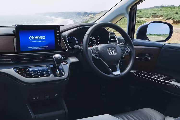 Các trang bị đáng chú ý trên Odyssey 2021 gồm hệ thống chiếu sáng bằng LED mới, mâm hợp kim 18 inch, đá cốp, bệ tỳ tay lớn hơn. Ở trong, xe có đèn nền nội thất LED, bảng điều khiển ốp gỗ, màn hình thông tin giải trí cảm ứng 10 inch kết nối Android Auto/Apple CarPlay.