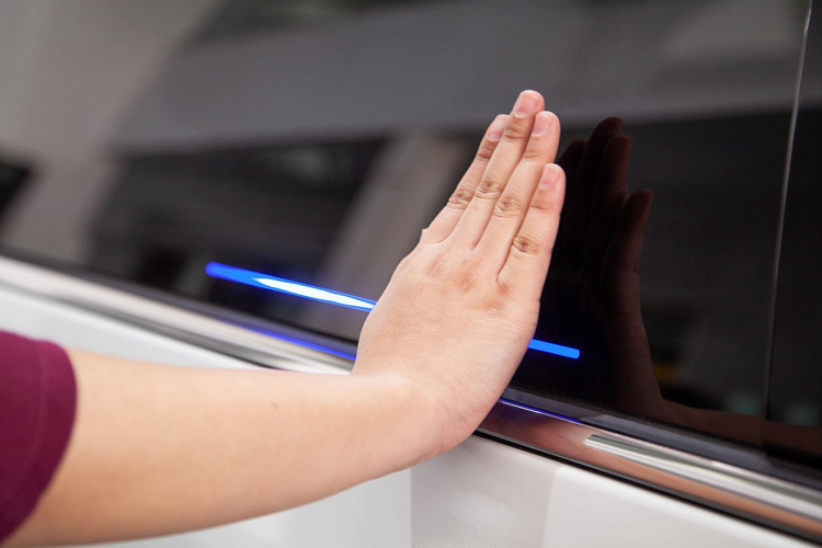 Odyssey 2021 là phiên bản facelift của thế hệ thứ 5, ra mắt vào năm 2020. Mẫu MPV này có thiết kế lịch lãm hơn. Đầu xe có lưới tản nhiệt được thiết kế lại, đi kèm các thanh ngang mạ chrome dạng mảnh. Họa tiết đèn trước cũng được thay đổi.