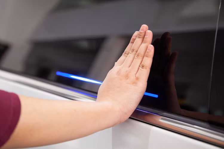 Odyssey 2021 là phiên bản facelift của thế hệ thứ 5, ra mắt vào năm 2020. Mẫu MPV này có thiết kế lịch lãm hơn. Đầu xe có lưới tản nhiệt được thiết kế lại, đi kèm các thanh ngang mạ chrome dạng mảnh. Họa tiết đèn trước cũng được thay đổi.