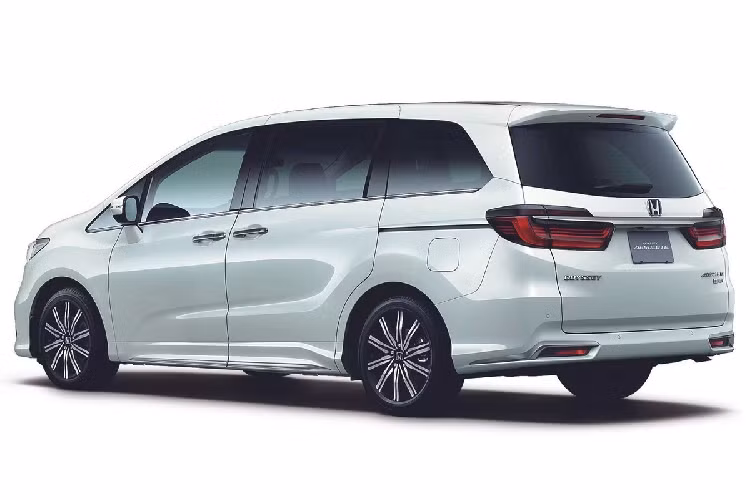 Là đối thủ ở phân khúc MPV cỡ lớn, cả Honda Odyssey và Toyota Sienna đều được nâng cấp ở đời 2021. Trước đây, Odyssey từng được phân phối chính hãng tại Việt Nam và là phiên bản từ thị trường Nhật. Odyssey phân phối chính hãng tại châu Á phần lớn được nhập khẩu từ Nhật, có đôi chút khác biệt với bản của thị trường Mỹ.