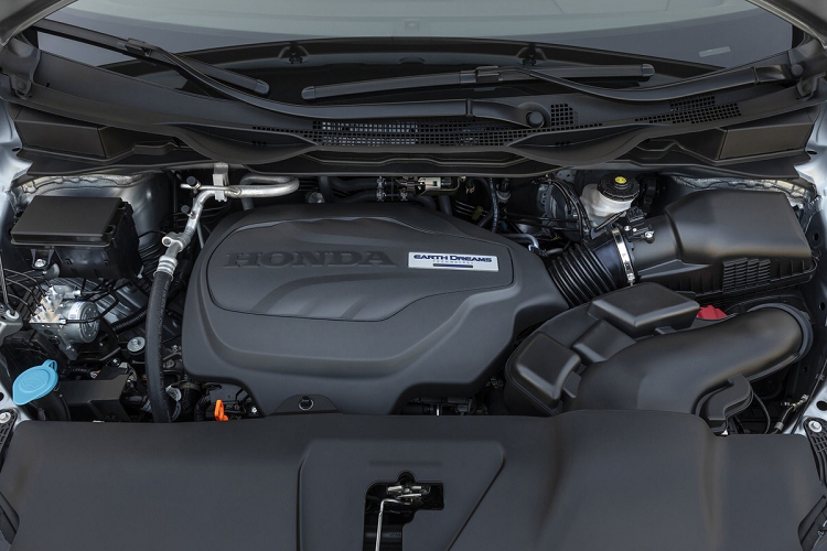 Honda Odyssey Absolute EX mới sử dụng động cơ xăng dung tích 2.4L, cho ra công suất 175 mã lực, mô-men xoắn 225 Nm và đi kèm hộp số CVT mô phỏng 7 cấp.