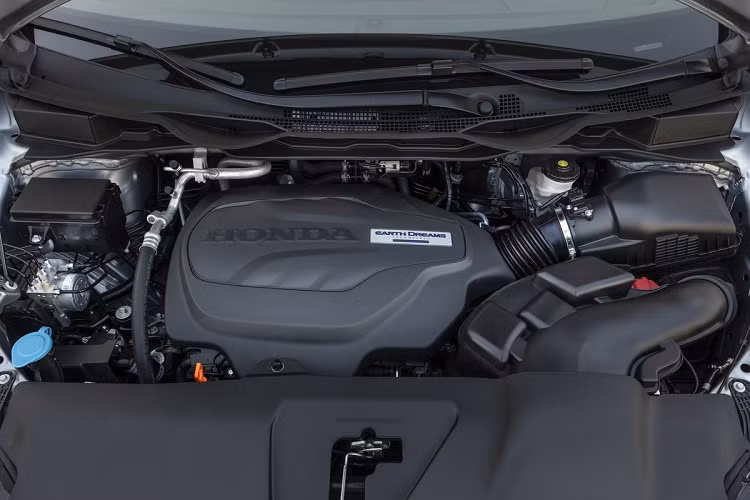 Honda Odyssey Absolute EX mới sử dụng động cơ xăng dung tích 2.4L, cho ra công suất 175 mã lực, mô-men xoắn 225 Nm và đi kèm hộp số CVT mô phỏng 7 cấp.