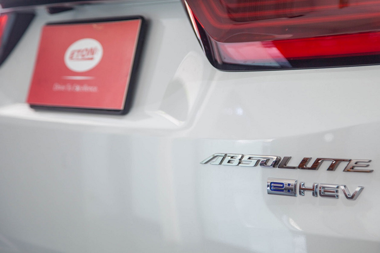 Cao cấp hơn là phiên bản Absolute e:HEV sử dụng động cơ hybrid. Phiên bản này gồm động cơ xăng 2.0L kết hợp với 2 động cơ điện, sản sinh công suất 145 mã lực và mô-men xoắn 175 Nm.