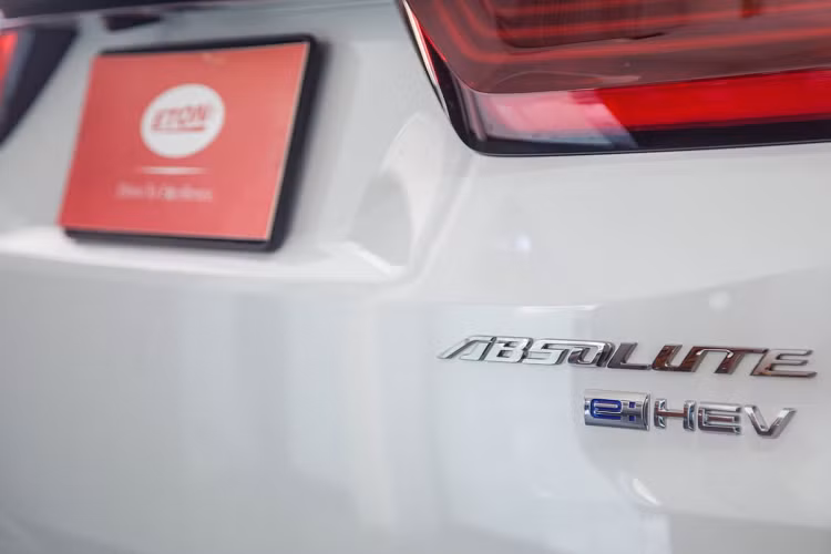 Cao cấp hơn là phiên bản Absolute e:HEV sử dụng động cơ hybrid. Phiên bản này gồm động cơ xăng 2.0L kết hợp với 2 động cơ điện, sản sinh công suất 145 mã lực và mô-men xoắn 175 Nm.