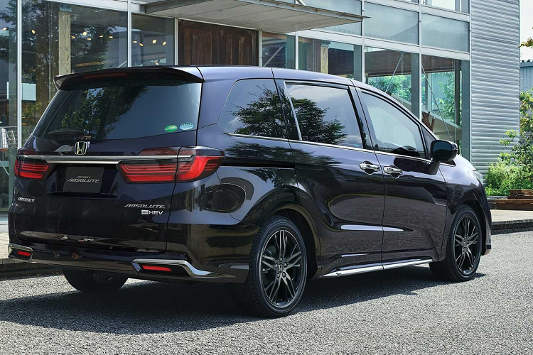 Theo hãng xe Nhật, mẫu xe MPV hạng sang Honda Odyssey 2021 sở hữu đầy đủ các tính năng của gói Honda Sensing gồm hệ thống phanh giảm thiểu va chạm, cảnh báo va chạm tích hợp phát hiện người đi bộ, kiểm soát hành trình thích ứng ở dải tốc độ thấp, hỗ trợ giữ làn, cảnh báo lệch làn, hỗ trợ quan sát điểm mù, đèn tự động thông minh...
