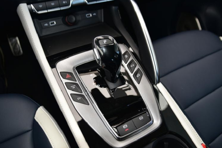 Tuy nhiên, ấn tượng nhất phải là mức tiêu thụ nhiên liệu của mẫu xe này. Không hổ danh là xe plug-in hybrid, MG Linghang PHEV 2021 chỉ tiêu thụ lượng xăng trung bình 1,3 lít/100 km.