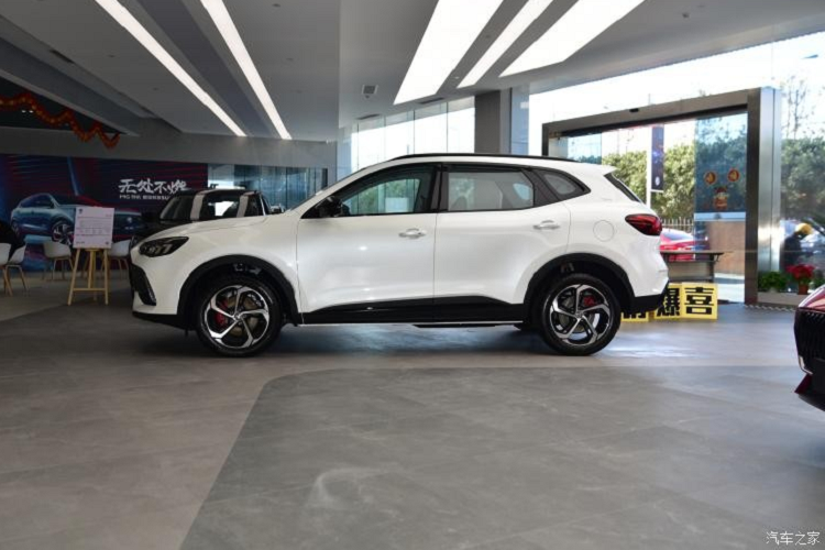Thuộc phân khúc SUV cỡ C, MG Linghang PHEV 2021 có chiều dài 4.610 mm, rộng 1.876 mm, cao 1.685 mm và chiều dài cơ sở 2.720 mm. Chiều dài cơ sở này mang đến không gian nội thất khá rộng rãi bên trong xe.