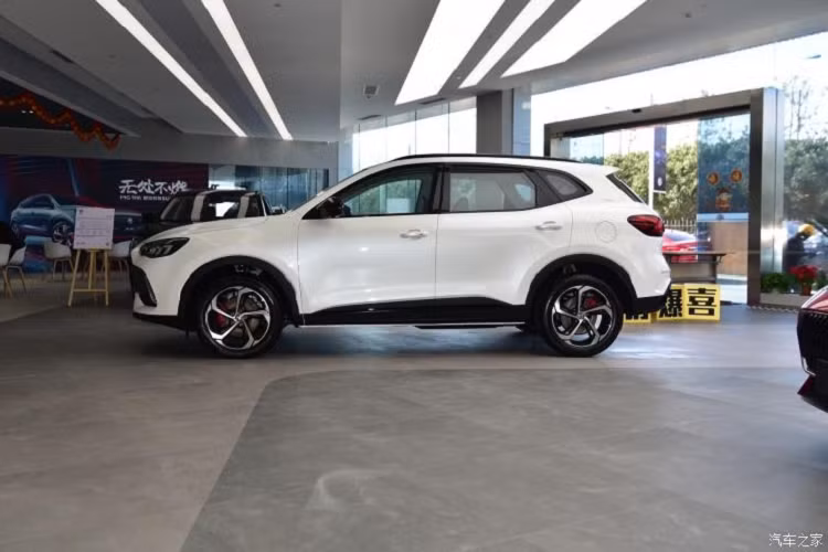 Thuộc phân khúc SUV cỡ C, MG Linghang PHEV 2021 có chiều dài 4.610 mm, rộng 1.876 mm, cao 1.685 mm và chiều dài cơ sở 2.720 mm. Chiều dài cơ sở này mang đến không gian nội thất khá rộng rãi bên trong xe.