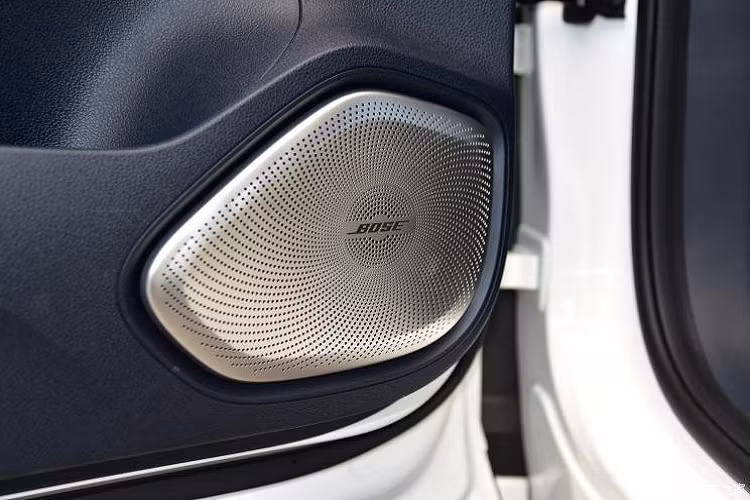 Nằm hai bên lưới tản nhiệt là cụm đèn pha LED mới có thiết kế sắc sảo hơn những mẫu xe MG hiện tại, tích hợp dải đèn LED định vị ban ngày. Thêm vào đó là đèn sương mù nằm dọc ở hai bên cản trước.