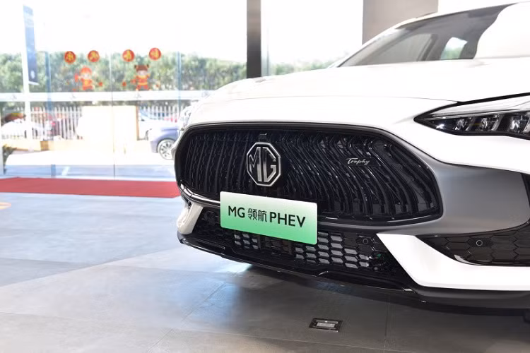 Ngoài ra, MG Linghang PHEV 2021 còn được trang bị hộp số 10 cấp và cụm pin 16,6 kWh. Nhờ đó, xe có thể chạy hết quãng đường 75 km chỉ bằng mô-tơ điện. Thời gian sạc đầy pin cho xe rơi vào khoảng 5 tiếng đồng hồ.