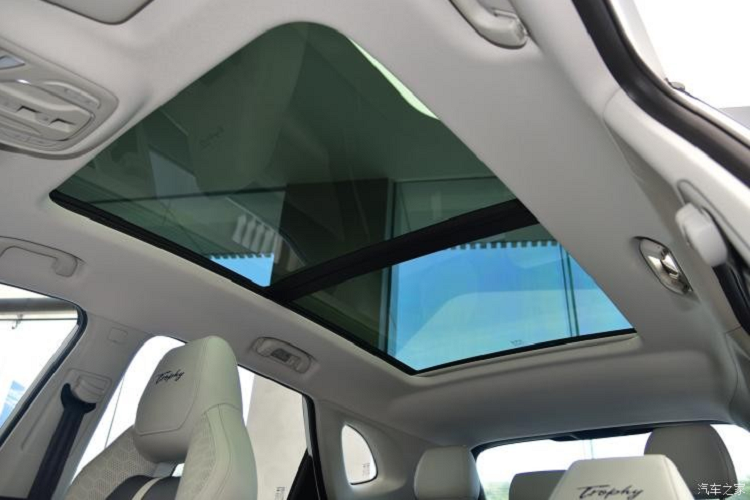 Cuối cùng là hệ thống kiểm soát hành trình, camera 360 độ, hỗ trợ đỗ xe song song và phanh chủ động.