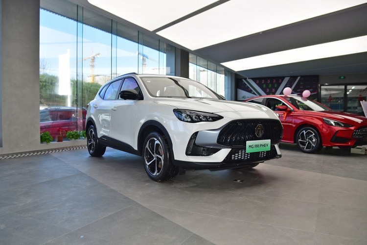 Màn hình 12,3 inch trong bảng đồng hồ kỹ thuật số toàn phần. Màn hình cảm ứng 10,1 inch của hệ thống thông tin giải trí ... cửa sổ trời toàn cảnh Panorama với kích thước 1,19 m2, sưởi ghế trước, mở cửa không cần chìa khóa, tính năng tạm thời giữ phanh tự động, đèn viền, hệ thống lọc không khí và cả trợ lý ảo.