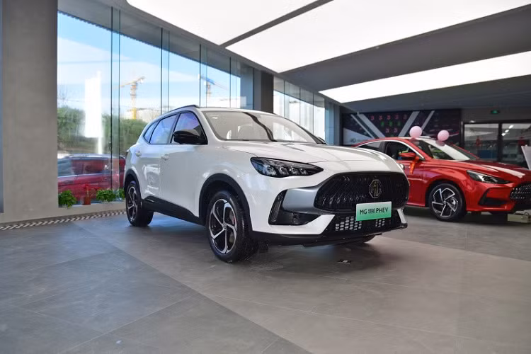 Màn hình 12,3 inch trong bảng đồng hồ kỹ thuật số toàn phần. Màn hình cảm ứng 10,1 inch của hệ thống thông tin giải trí ... cửa sổ trời toàn cảnh Panorama với kích thước 1,19 m2, sưởi ghế trước, mở cửa không cần chìa khóa, tính năng tạm thời giữ phanh tự động, đèn viền, hệ thống lọc không khí và cả trợ lý ảo.