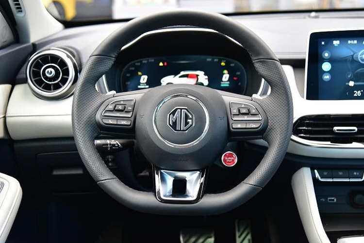 Trừ hệ truyền động, MG Linghang PHEV 2021 có thiết kế không khác gì bản thường. Xe cũng được áp dụng ngôn ngữ thiết kế mới của thương hiệu MG với đầu xe như "cá mập săn mồi". Tuy nhiên, nhiều người cho rằng đầu xe của MG Linghang PHEV 2021 giống ôtô Maserati và Mazda.