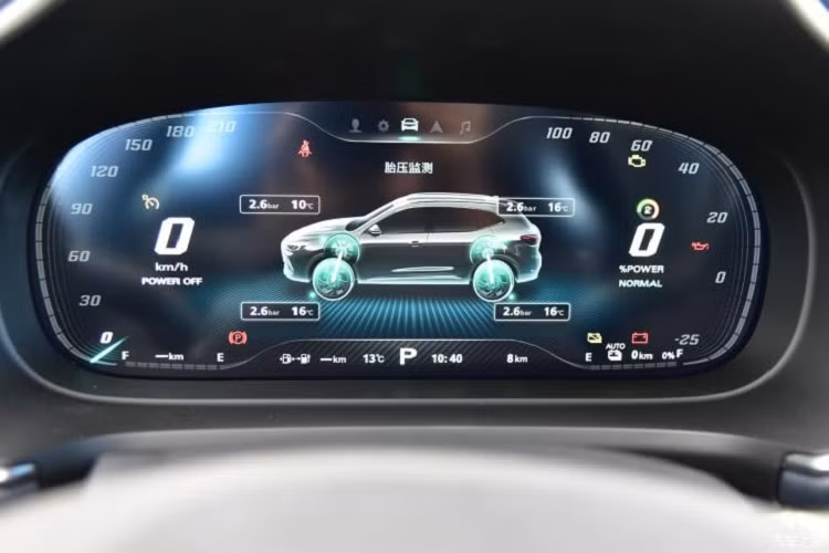 Trên đầu xe, mẫu SUV cỡ C này được trang bị lưới tản nhiệt cỡ lớn với nan nằm dọc uốn lượn mềm mại theo phong cách thác nước. Theo hãng MG, thiết kế lưới tản nhiệt này giống như cá mập há miệng sang hai bên.