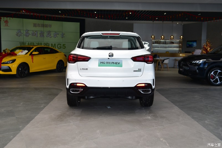 Bước vào bên trong MG Linghang PHEV 2021, người lái được chào đón bằng nội thất có thiết kế đơn giản, gọn gàng với những phím chức năng dễ sử dụng.