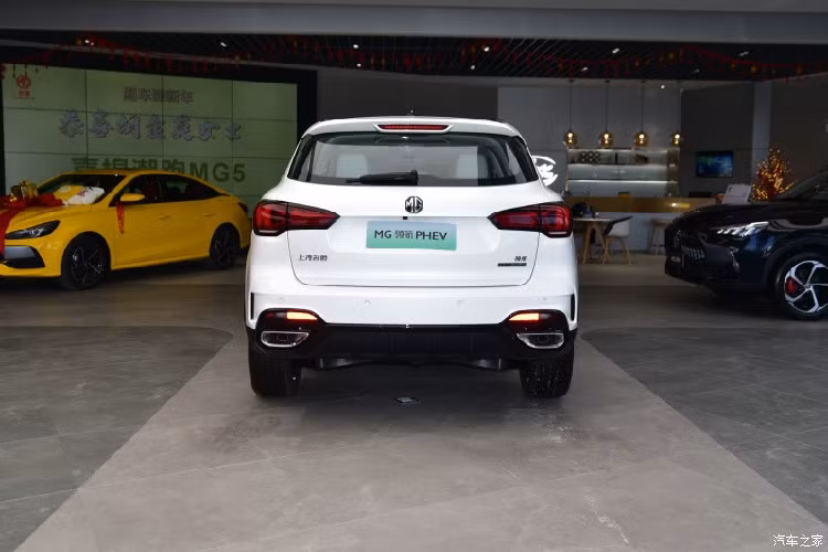 Bước vào bên trong MG Linghang PHEV 2021, người lái được chào đón bằng nội thất có thiết kế đơn giản, gọn gàng với những phím chức năng dễ sử dụng.