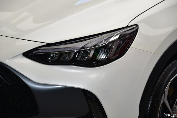 Vòng ra phía sau, chúng ta sẽ bắt gặp đèn hậu LED được thiết kế như móng vuốt. Bên cạnh đó là kính sau khá dốc, cánh gió mui tích hợp đèn phanh thứ 3 và 2 đầu ống xả hình thang ngược nằm hai bên bộ khuếch tán gió giả.