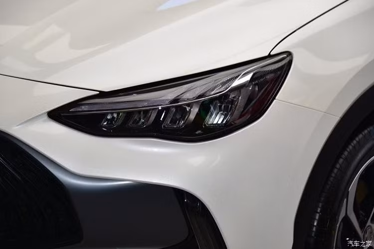 Vòng ra phía sau, chúng ta sẽ bắt gặp đèn hậu LED được thiết kế như móng vuốt. Bên cạnh đó là kính sau khá dốc, cánh gió mui tích hợp đèn phanh thứ 3 và 2 đầu ống xả hình thang ngược nằm hai bên bộ khuếch tán gió giả.