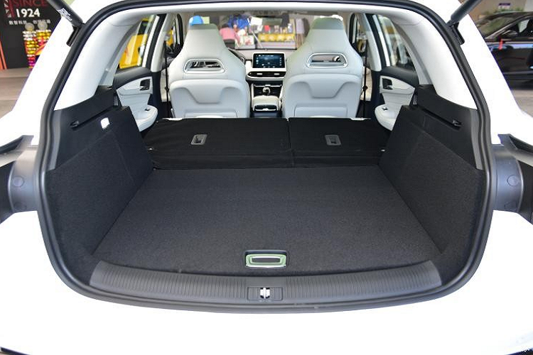 Giá xe MG Linghang PHEV 2021 tại thị trường Trung Quốc được công bố từ ngày 1/1/2021 vừa qua từ 166.800 - 186.800 Nhân dân tệ (khoảng 589 - 660 triệu đồng). Xe có 4 màu sơn ngoại thất là xanh nhạt Copenhagen Blue, xám Cyber Gray, trắng Pearl White và đỏ Burning Red.