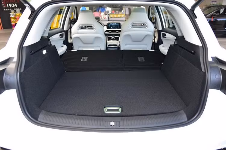 Giá xe MG Linghang PHEV 2021 tại thị trường Trung Quốc được công bố từ ngày 1/1/2021 vừa qua từ 166.800 - 186.800 Nhân dân tệ (khoảng 589 - 660 triệu đồng). Xe có 4 màu sơn ngoại thất là xanh nhạt Copenhagen Blue, xám Cyber Gray, trắng Pearl White và đỏ Burning Red.