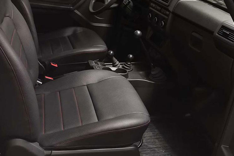 Bù lại, Lada Niva Bronto 2021 lại có chiều cao gầm 240 mm, cầu sau gia cố và giảm xóc cải tiến. Bên cạnh đó là hệ dẫn động 4 bánh, khóa vi sai cầu trước và cầu sau tiêu chuẩn. Ngoài ra, mẫu SUV của người Nga còn có khóa vi sai trung tâm tiêu chuẩn.