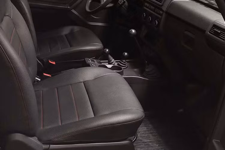 Bù lại, Lada Niva Bronto 2021 lại có chiều cao gầm 240 mm, cầu sau gia cố và giảm xóc cải tiến. Bên cạnh đó là hệ dẫn động 4 bánh, khóa vi sai cầu trước và cầu sau tiêu chuẩn. Ngoài ra, mẫu SUV của người Nga còn có khóa vi sai trung tâm tiêu chuẩn.