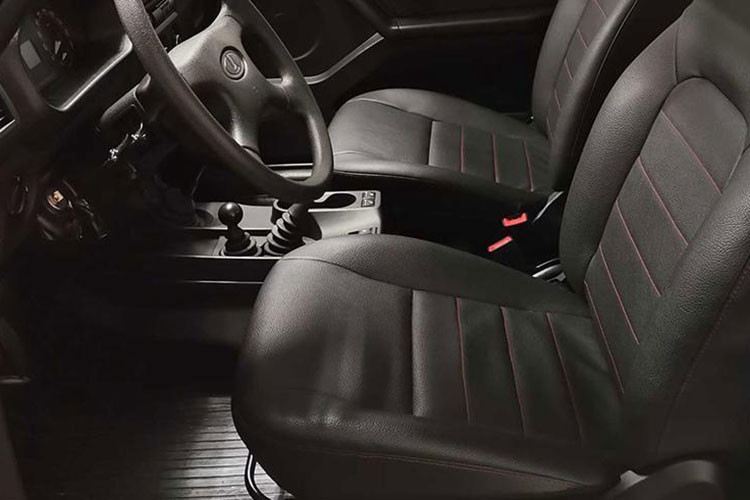 Theo hãng Lada, mẫu SUV việt dã này được bổ sung cụm điều khiển trung tâm cải tiến với hệ thống điều hòa mới, ghế thoải mái hơn và vật liệu cách âm bổ sung. Tuy nhiên, xe không hề có hệ thống thông tin giải trí như những mẫu ôtô đời mới hiện nay.