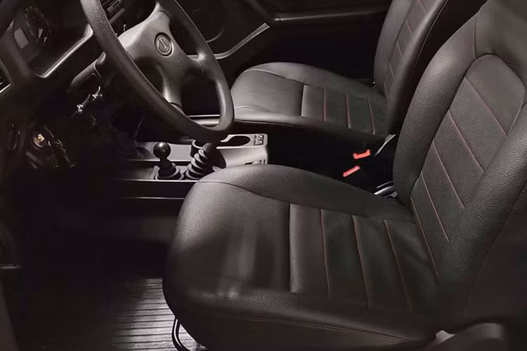 Theo hãng Lada, mẫu SUV việt dã này được bổ sung cụm điều khiển trung tâm cải tiến với hệ thống điều hòa mới, ghế thoải mái hơn và vật liệu cách âm bổ sung. Tuy nhiên, xe không hề có hệ thống thông tin giải trí như những mẫu ôtô đời mới hiện nay.