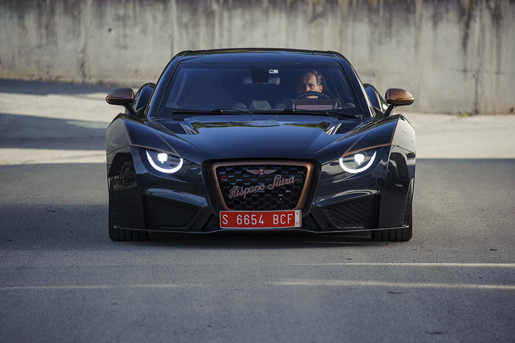 Thương hiệu cũng đồng thời bán ra biến thể mạnh mẽ hơn của hệ thống truyền động điện với bốn mô-tơ điện sản sinh công suất kết hợp lên tới 1,098 mã lực và mô-men xoắn 1,600 Nm