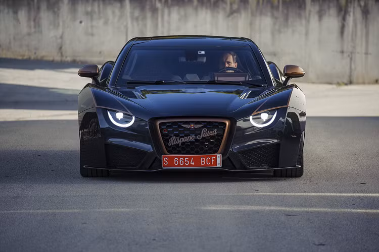 Thương hiệu cũng đồng thời bán ra biến thể mạnh mẽ hơn của hệ thống truyền động điện với bốn mô-tơ điện sản sinh công suất kết hợp lên tới 1,098 mã lực và mô-men xoắn 1,600 Nm