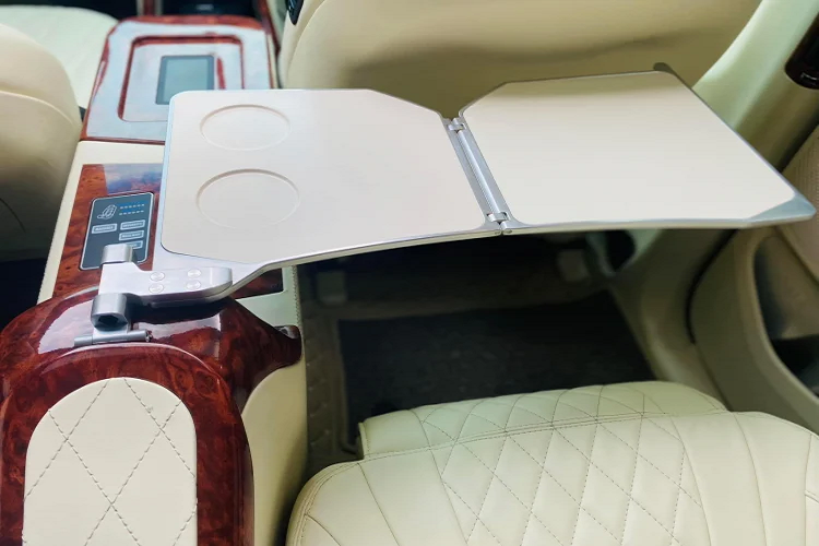 Theo tìm hiểu, chiếc Hyundai SantaFe đời 2015 này có chi phí nâng cấp khoảng 180 triệu đồng, chưa bao gồm chi phí hoán cải xe từ 7 chỗ xuống 4 chỗ.