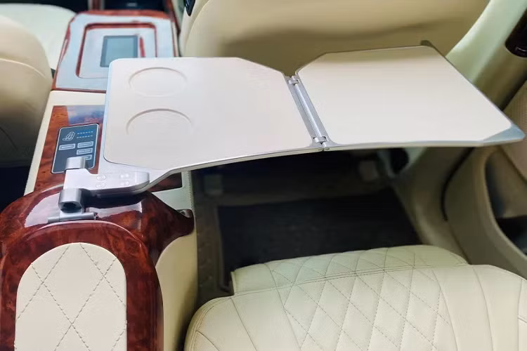 Theo tìm hiểu, chiếc Hyundai SantaFe đời 2015 này có chi phí nâng cấp khoảng 180 triệu đồng, chưa bao gồm chi phí hoán cải xe từ 7 chỗ xuống 4 chỗ.