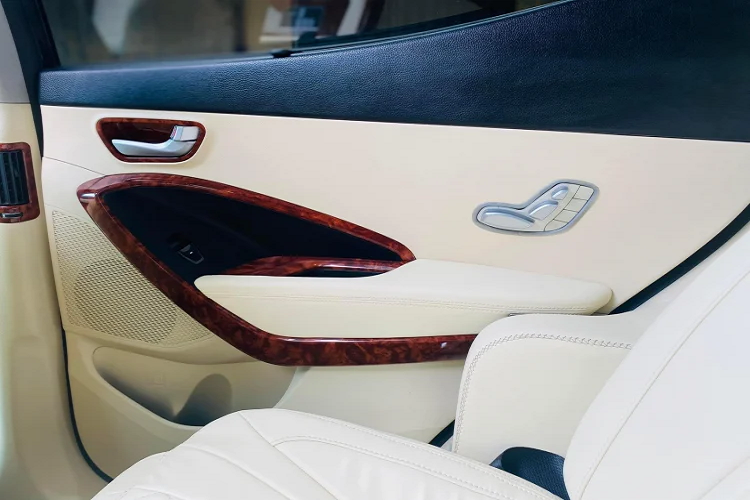 Bên cạnh đó, toàn bộ khoang nội thất xe đã được bọc da lại, bao gồm cả táp-lô và táp-pi cửa. Tất cả những thay đổi này giúp khoang nội thất của SantaFe đời 2015 thêm phần sang trọng hơn so với xe nguyên bản.