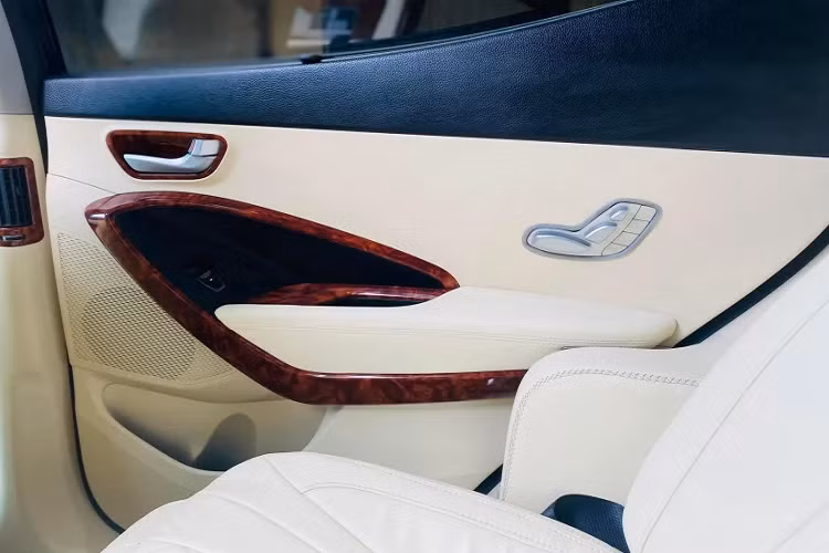 Bên cạnh đó, toàn bộ khoang nội thất xe đã được bọc da lại, bao gồm cả táp-lô và táp-pi cửa. Tất cả những thay đổi này giúp khoang nội thất của SantaFe đời 2015 thêm phần sang trọng hơn so với xe nguyên bản.