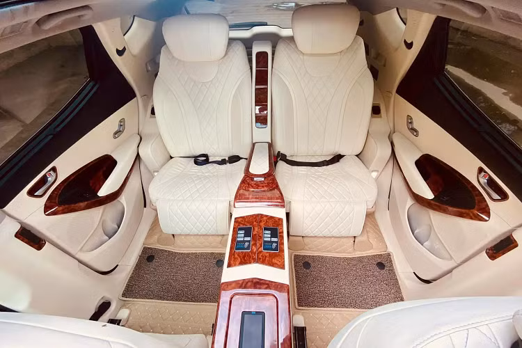 Để thay đổi nội thất cho chiếc Hyundai SantaFe đời cũ hơn 5 năm tuổi, chủ nhân của xe đã mạnh tay nâng cấp toàn bộ nội thất. Chuyển đổi từ 7 chỗ xuống còn 4 chỗ với hàng ghế thứ 2 sử dụng 2 ghế ngồi theo kiểu thương gia cho phép ngả ghế nhiều hơn, ghế ngồi to hơn và tựa đầu lớn hơn, có đệm đở chân mang lại sự thoải mái trong các chuyến đi xa. Xe còn mang nhiều tiện ích khác như bàn làm việc, ghế massage,… giúp tăng trải nghiệm sử dụng hơn.