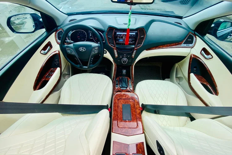 Chi phí nâng cấp ghế thương gia Hyundai SantaFe tại Việt Nam hiện khá đa dạng, có thể lên tới cả trăm triệu đồng tùy vào chất lượng ghế ngồi, cũng như các tính năng tiện ích khác đi kèm, tùy thuộc vào nhu cầu và chi phí của khách hàng.