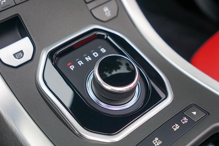 Trên thực tế, Range Rover Evoque Convertible không phải là dòng xe SUV mui trần duy nhất trên thị trường. Các hãng xe khác, thậm chí là xe phổ thông cũng có các dòng sản phẩm SUV mui trần như Volkswagen có mẫu T-Roc Cabriolet hay Nissan có mẫu xe Nissan Murano mui trần. Đa số các mẫu xe này được thiết kế dành cho các khách hàng ở thị trường châu Âu.