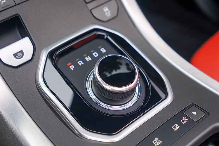 Trên thực tế, Range Rover Evoque Convertible không phải là dòng xe SUV mui trần duy nhất trên thị trường. Các hãng xe khác, thậm chí là xe phổ thông cũng có các dòng sản phẩm SUV mui trần như Volkswagen có mẫu T-Roc Cabriolet hay Nissan có mẫu xe Nissan Murano mui trần. Đa số các mẫu xe này được thiết kế dành cho các khách hàng ở thị trường châu Âu.