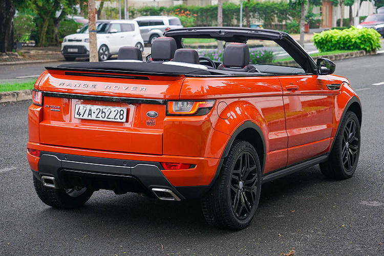 Nhìn chung, chiếc Range Rover Evoque Convertible hàng hiếm này sẽ phù hợp với đối tượng khách hàng có điều kiện kinh tế khá giả, đặc biệt là các bạn trẻ hay các chị em phụ nữ sành điệu vốn ưa thích xe mui trần để đi dạo phố. Bên cạnh độ đáo đáo đảm bảo “không đụng hàng” trên phố.