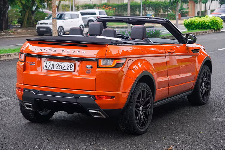 Nhìn chung, chiếc Range Rover Evoque Convertible hàng hiếm này sẽ phù hợp với đối tượng khách hàng có điều kiện kinh tế khá giả, đặc biệt là các bạn trẻ hay các chị em phụ nữ sành điệu vốn ưa thích xe mui trần để đi dạo phố. Bên cạnh độ đáo đáo đảm bảo “không đụng hàng” trên phố.