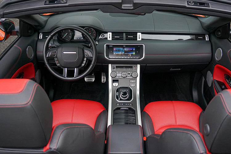 Khác biệt với những mẫu SUV Range Rover Evoque thông thường, phiên bản mui trần Range Rover Evoque Convertible sở hữu ngoại thất độc đáo với 2 cửa đậm chất chơi với 4 chỗ ngồi theo kiểu 2+2. Mẫu xe này được trang bị mui vải màu đen có cơ cấu đóng mở mui tự động ở tốc độ dưới 50 km/h.