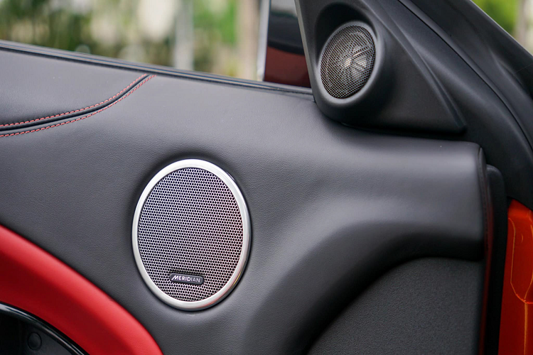 Nội thất Range Rover Evoque Convertible được trang bị cao cấp và thiết kế hiện đại với cần số kiểu núm xoay quen thuộc, trang bị màn hình giải trí kích thước 12,3 inch cỡ lớn, đi kèm với dàn loa Meridian. Ghế ngồi bọc da, chỉnh điện có hỗ trợ nhớ vị trí.