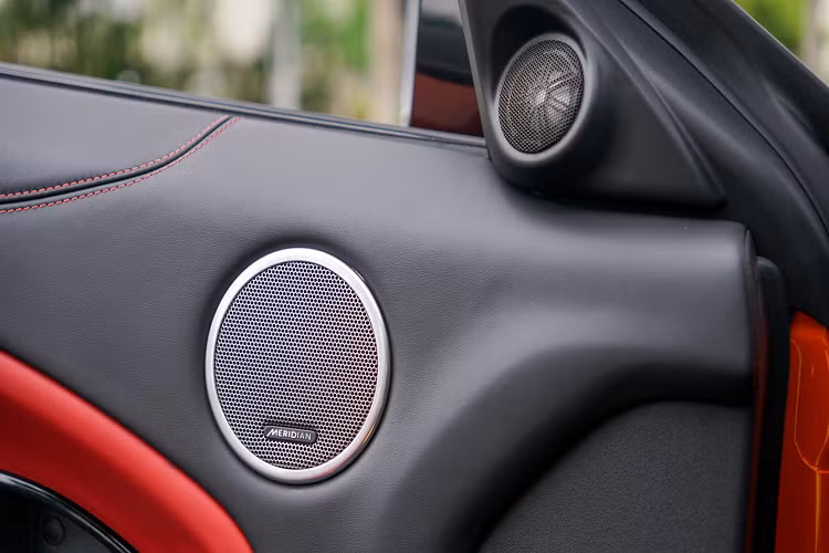 Nội thất Range Rover Evoque Convertible được trang bị cao cấp và thiết kế hiện đại với cần số kiểu núm xoay quen thuộc, trang bị màn hình giải trí kích thước 12,3 inch cỡ lớn, đi kèm với dàn loa Meridian. Ghế ngồi bọc da, chỉnh điện có hỗ trợ nhớ vị trí.