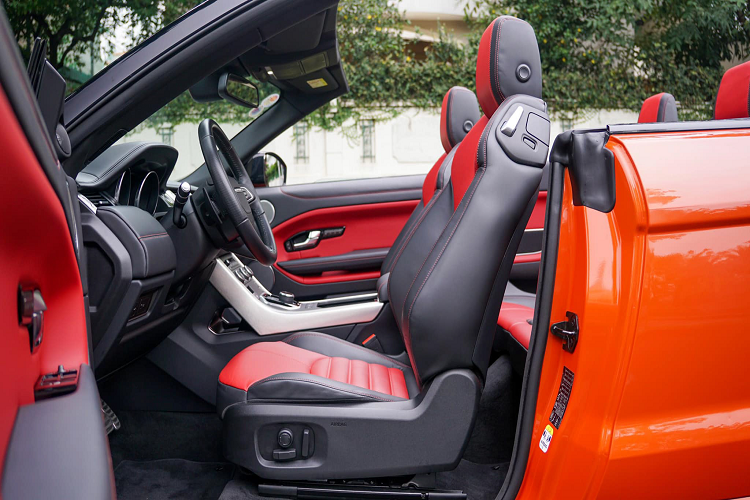 Range Rover Evoque Convertible sử dụng động cơ xăng 4cyl dung tích 2.0L tăng áp cổng nạp kép, cho công suất tối đa 240 mã lực và mô-men xoắn cực đại 340Nm, sức mạnh được truyền xuống 4 bánh (AWD), thông qua hộp số tự động 9 cấp. Xe đi kèm với nhiều chế độ vận hành quen thuộc của dòng Range Rover Evoque.